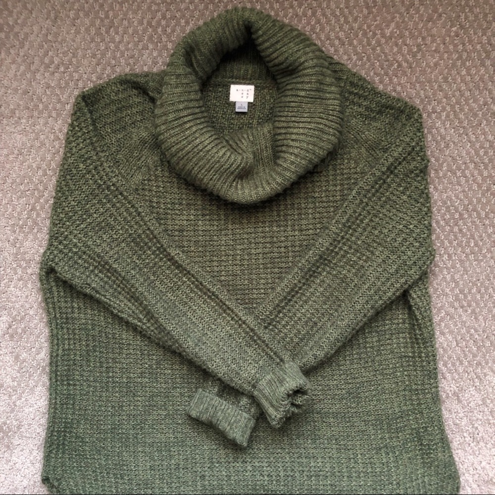 Forest Green Tunic Sweater ✨ - Picture 2 of 5